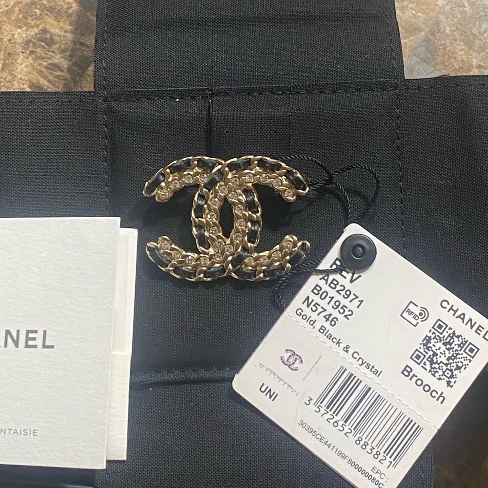 Lambskin Crystal Vintage style Allure CC Chain Brooch Black Gold - Picture 4 of 11